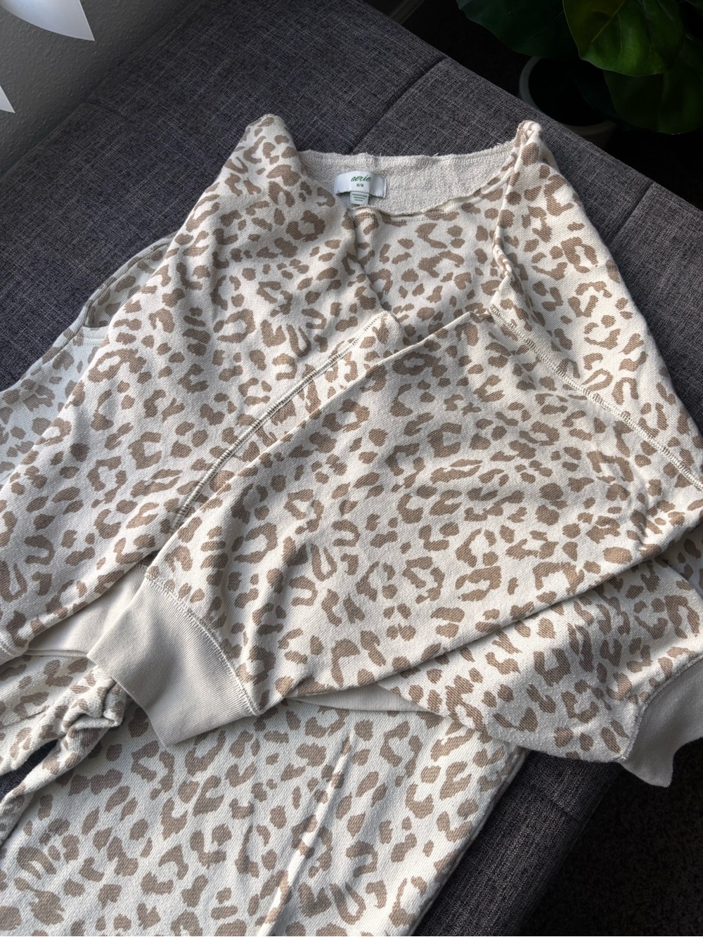 Women’s Leopard Print Longe/Pajama Set - Picture 4 of 7